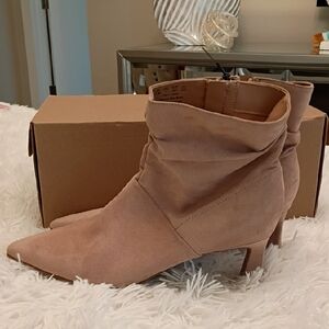 New Naturalizer Tribute Elegant Tan Vegan Suede Ankle Heeled Boots SZ 9.5M